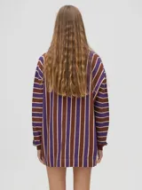 Sweater oversize con cuello camisero, a rayas verticales marrones, violetas y blancas.