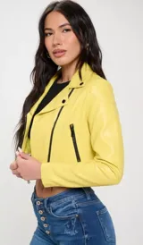 Chaqueta corta de cuero vegano color amarillo con cierre cruzado y detalles en negro.