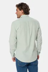 Camisa de lino blanca de manga larga, con bolsillo en el pecho con logo bordado y botones personalizados.