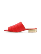 Sandalias rojas con taco cuadrado dorado.