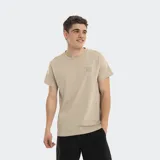 Remera color beige de manga corta con cuello redondo y logo Reef bordado en el pecho.