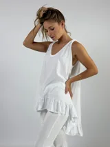 Musculosa rosa con volados en el ruedo.