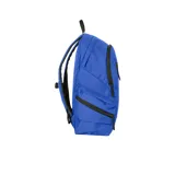 Mochila Caterpillar color rosa con logo negro estampado en el frente. Tiene un compartimento principal con cierre, un bolsillo frontal con cierre vertical y dos bolsillos laterales con cierre. Las correas son ajustables y acolchadas.