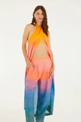 Pantalón de corte ancho con cintura elástica y estampado náutico degradado en tonos naranja, rosa, lila, celeste y verde.