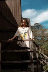 Remerón beige con estampado de limones y texto "Amalfi" en cursiva.