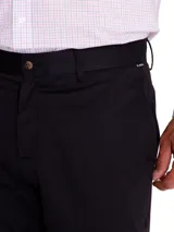 Pantalón de gabardina azul marino, de corte clásico y tiro medio. Confeccionado en algodón con tratamiento antiarrugas.