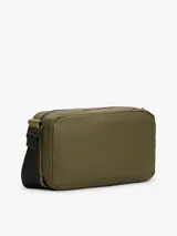 Cartera bandolera Tommy Hilfiger color verde militar, con correa ajustable negra, bolsillo frontal con cierre y logo de la marca en el frente.
