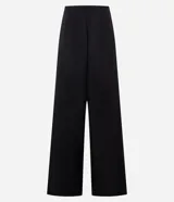 Pantalón de vestir negro de corte recto, sin cintura, con pinzas delanteras y cierre con cremallera y gancho.