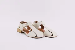 Sandalias de cuero negro con punta cuadrada, tira central con hebilla y taco cuadrado de madera.