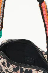 Bandolera de nylon matelassé con estampado de leopardo, correa larga regulable y correa de cordones trenzados de colores.