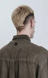 Camisa manga corta color verde militar, de corte amplio y confeccionada en lino.