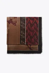 Pañuelo rectangular con estampado de flores en tonos marrones y rojizos, con borde desflecado.