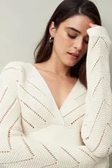 Sweater negro de tejido de punto calado, con escote en V cruzado y mangas largas.