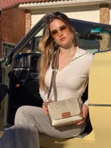 Bandolera dorada de cuero con textura tipo piel de cocodrilo, con correa larga regulable y cierre con solapa y broche imantado.