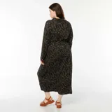 Vestido camisero midi de manga larga con estampado abstracto en tonos verde oliva y negro. Tiene cuello camisero, cierre frontal con botones dorados y cinturón de lazo.