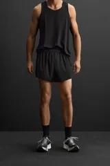 Shorts de running color verde oliva confeccionados en tejido técnico ligero y elástico con forro interior. Cintura elástica ajustable con cordón interior, bolsillo multifunción en la malla interior, bajo con corte al láser y logo estampado en la pernera.