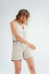 Short de cuero color beige, de tiro alto y corte ajustado.