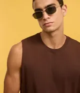 Musculosa marrón de algodón con cuello redondo y corte clásico.