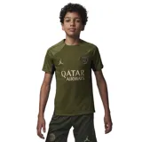 Camiseta de fútbol Nike Dri-FIT del Paris Saint-Germain, modelo Strike Fourth. Diseño en tonos verde oliva con detalles en dorado y negro. Incluye logo de Jordan, escudo del club y sponsor Qatar Airways.