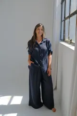 Conjunto de camisa y pantalón azul marino de lino. La camisa es de manga corta y el pantalón es palazzo.