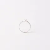 Anillo en plata 925 con circonita en forma de corazón, diseño minimalista con alianza delgada.
