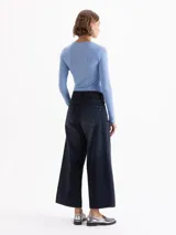 Jeans cropped de corte ancho y relajado, color índigo y negro, confeccionados en denim 100% algodón rígido.