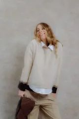 Buzo gris de lana con cuello redondo y mangas largas.