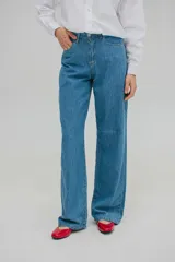 Pantalón de jean celeste, de corte recto y tiro alto.