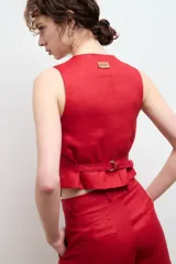 Chaleco sastre color amarillo mostaza, confeccionado en lino con forro de algodón y cierre frontal con botones.