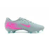 Championes de fútbol Nike Zoom Vapor 16 Academy FG/MG, color gris con detalles en rosa y celeste.
