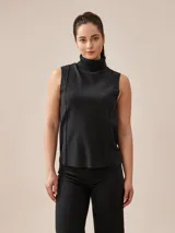 Polera sin mangas color negro, con cuello alto y tejido acanalado.