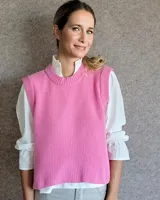 Chaleco de punto marrón con cuello redondo y sisas amplias.