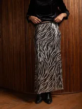 Pollera larga de lentejuelas con estampado de cebra en blanco y negro, y cintura elástica.