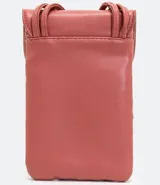 Cartera porta teléfono color rosado, con correa larga para colgar y diseño trenzado.
