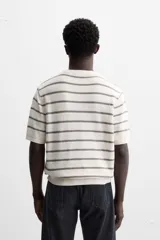 Camiseta regular fit de punto color crudo con rayas horizontales grises, cuello redondo y manga corta.