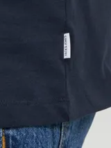 Camiseta azul marino de manga corta y cuello redondo, marca Jack & Jones, confeccionada en algodón orgánico.