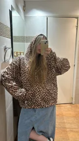 Hoodie con estampado animal print, corte holgado y capucha.