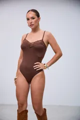 Body color chocolate con tirantes finos y escote en V decorado con encaje.