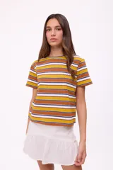 Remera marrón a rayas horizontales blancas, celestes y bordó, de algodón.