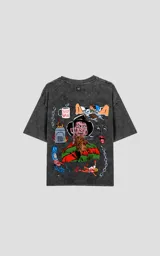 Remera negra de corte oversize con estampado de Freddy Krueger y elementos de la película "Pesadilla en Elm Street".