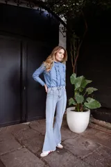 Pantalón de jean celeste acampanado con alforza central y ruedo desflecado.