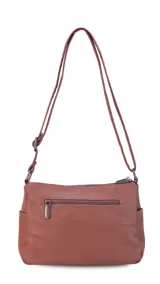 Bandolera color marrón de cuero sintético, con correa larga regulable y dos bolsillos frontales con cierre. Interior espacioso con bolsillos organizadores.