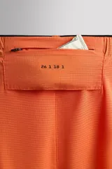 Shorts deportivos color naranja de tejido técnico ligero y elástico, con forro interior, cintura elástica ajustable con cordón, bolsillo trasero con cierre y logo estampado en la pierna. Zara Athleticz.