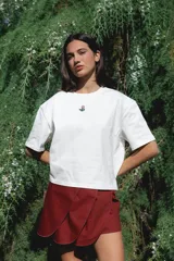 Minifalda marrón con corte tulipán y costuras a contraste.