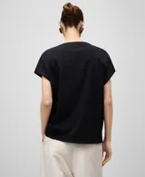 Remera blanca de algodón orgánico, corte recto, escote barco y manga corta.