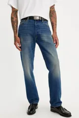 Pantalón de jean de tiro medio, corte recto y color azul con desgaste en muslos.
