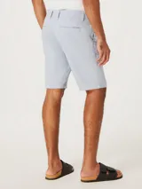 Bermuda celeste de corte chino con dobladillo.