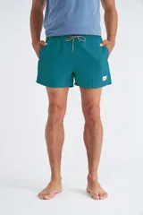 Short de baño color mostaza con cintura elástica ajustable con cordón y logo estampado en la pierna.