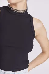 Remera negra sin mangas con cuello alto.