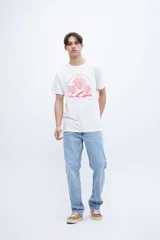Remera negra de algodón con estampa central en color celeste con la inscripción '1956' en la parte superior y la frase 'Good Times With Your People' en la parte inferior.